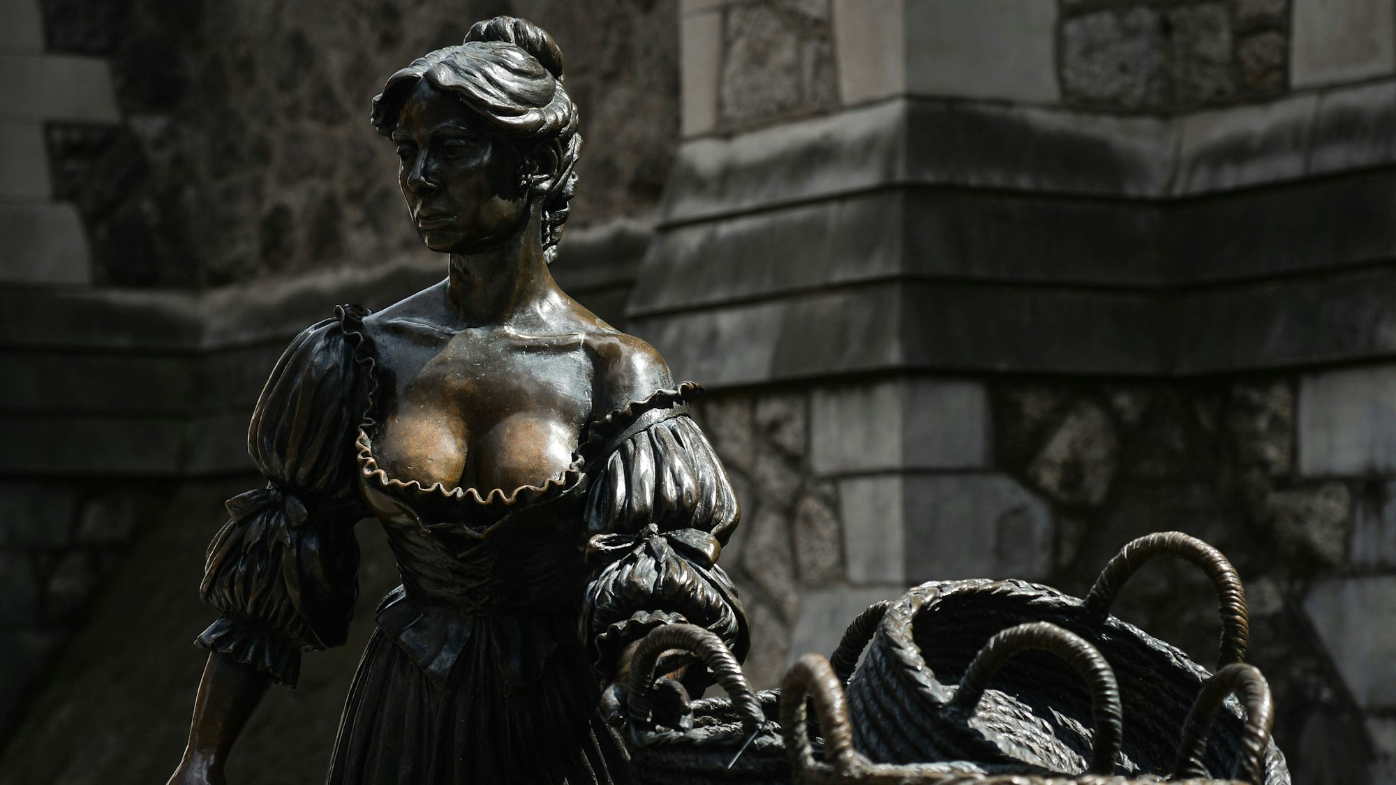 Die Bronzestatue von Molly Malone in der Suffolk Street in Dublin