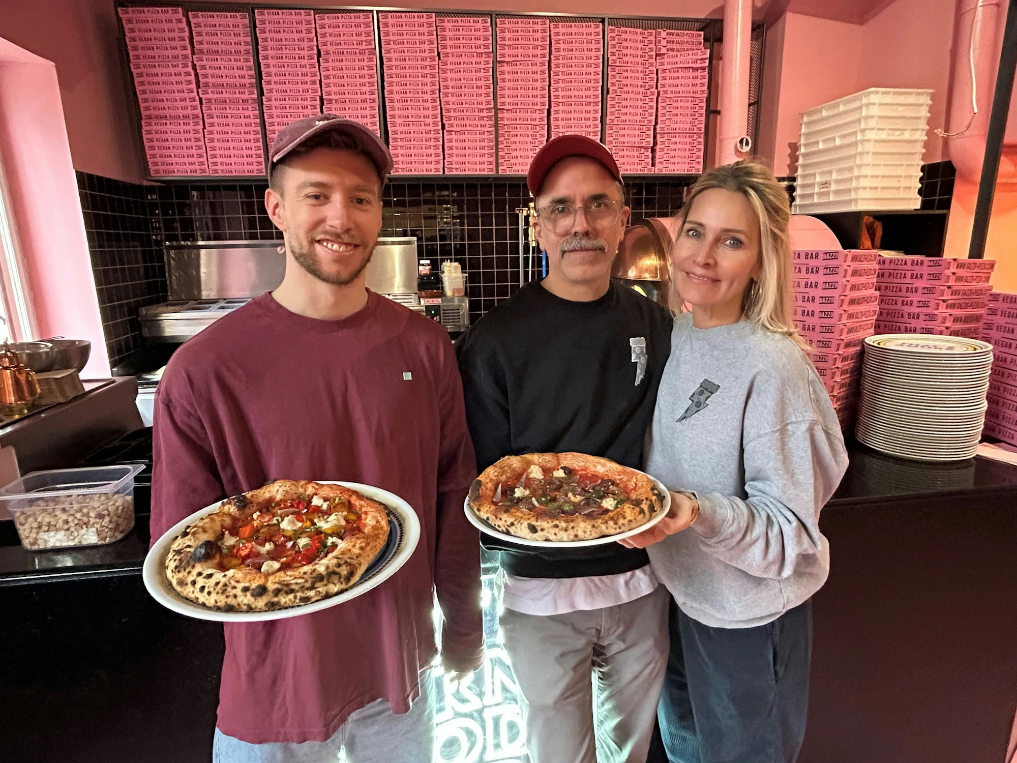 Mitchell Weiser mit Ingo Noack und Verena Malta in der Pizzeria.