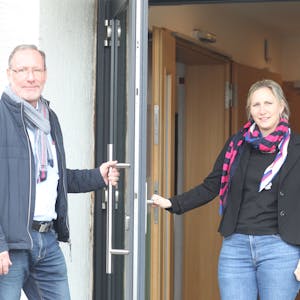 Der Inhaber des Alten- und Pflegeheims Haus Tannenhof und seine Tochter stehen an der Eingangstür.