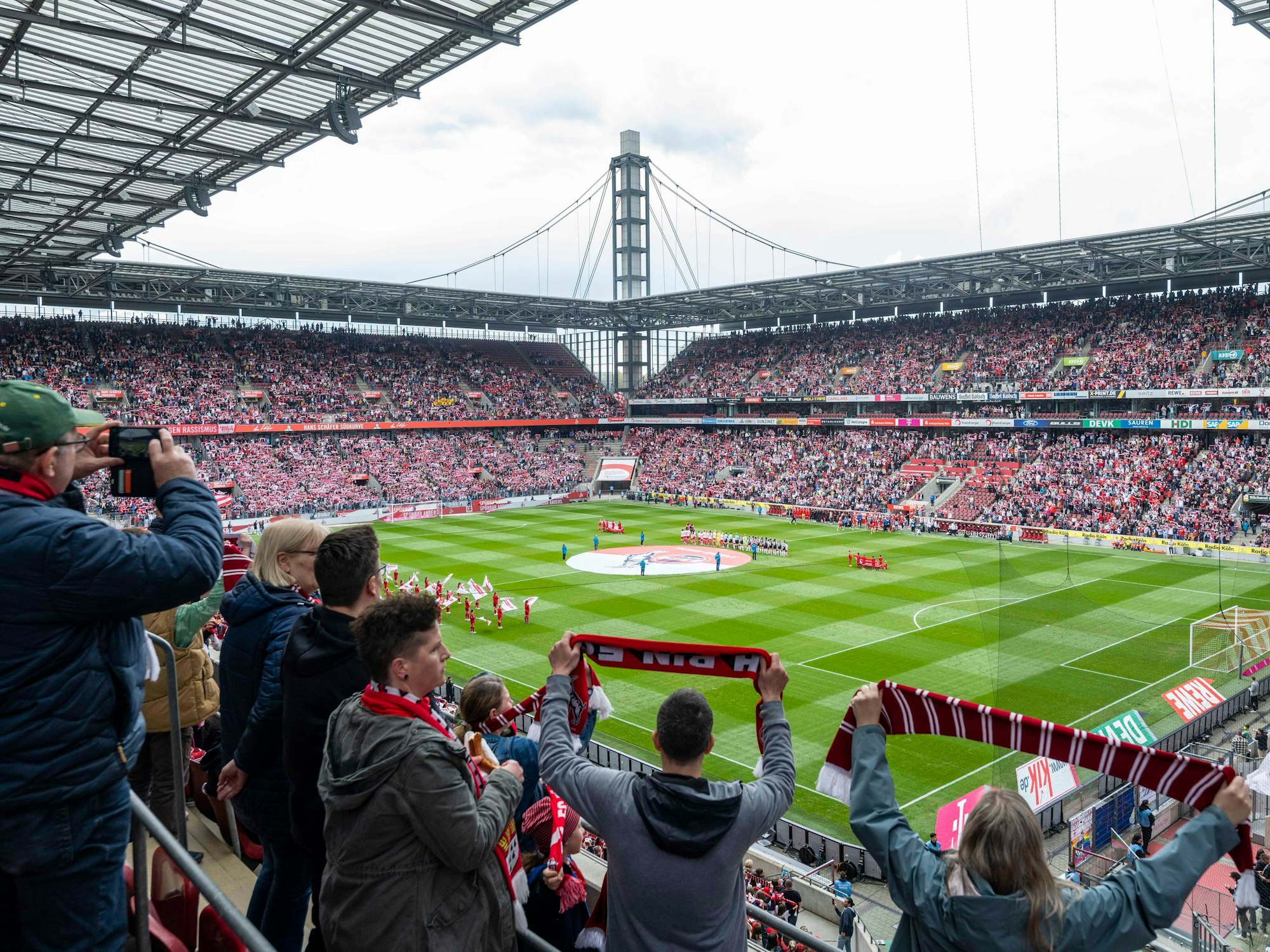 Frauen-Bundesliga, 1. FC Köln gegen Eintracht Frankfurt: Die Fans feiern beim Einlaufen der Mannschaften.