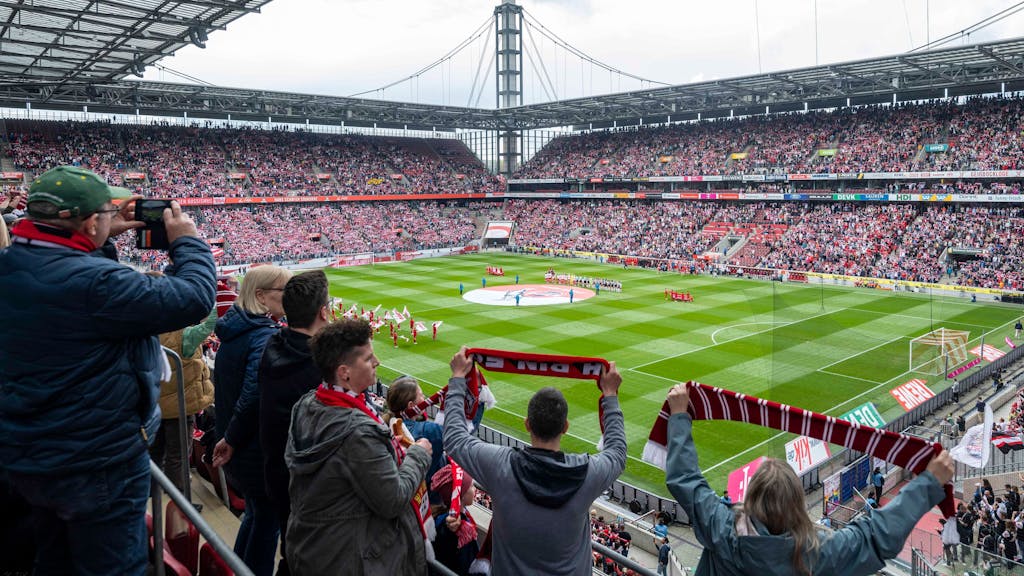 Frauen-Bundesliga, 1. FC Köln gegen Eintracht Frankfurt: Die Fans feiern beim Einlaufen der Mannschaften.&nbsp;
