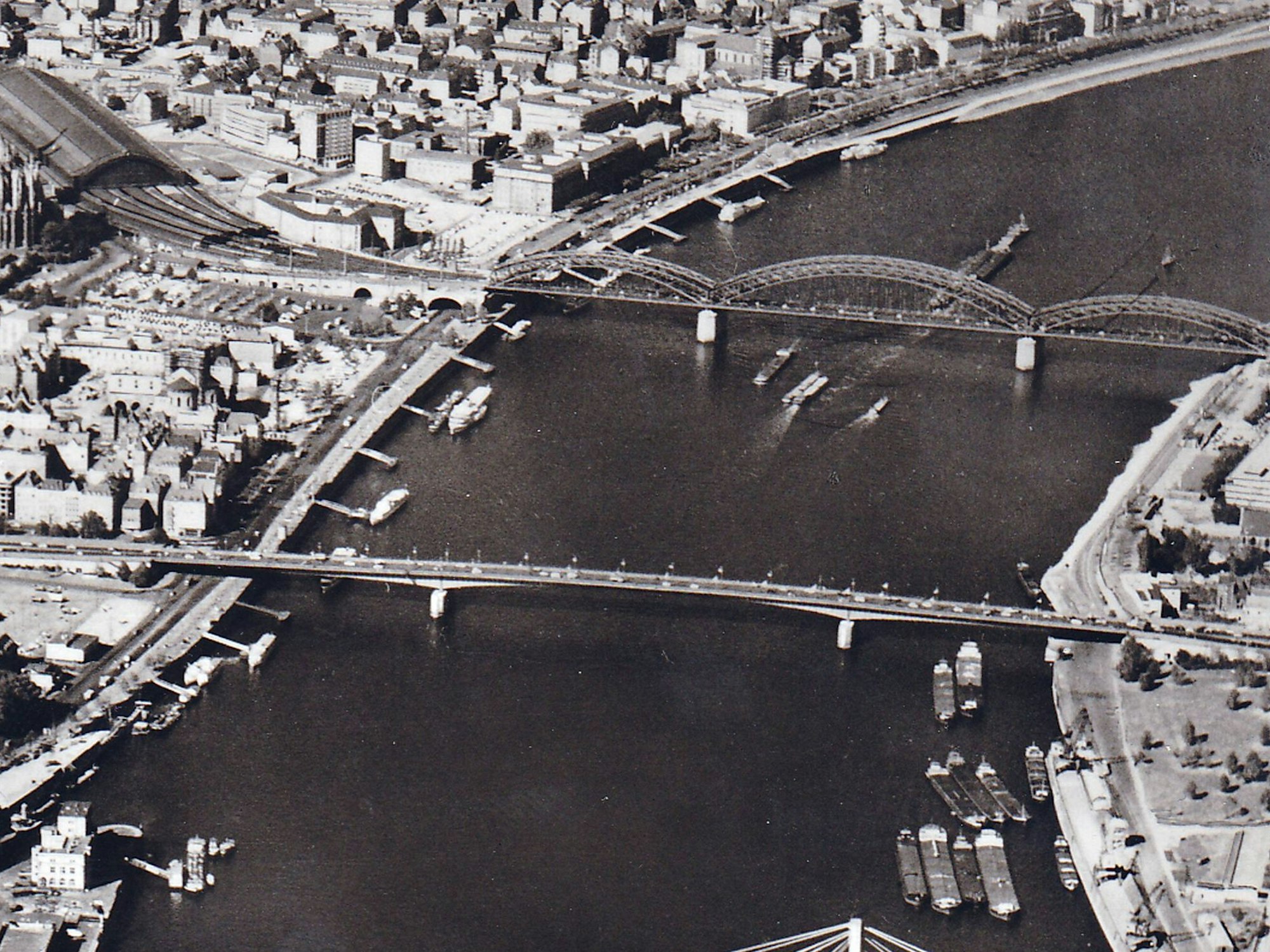 Die Luftaufnahme von 1962 zeigt den Kölner Hauptbahnhof (li.) und die Hohenzollernbrücke. Im Vordergrund ist die Deutzer Brücke zu erkennen.
