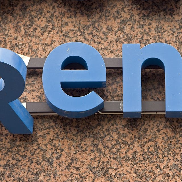 In großen Buchstaben steht Rente an einer Wand, das R von Rente ist aber am Kippen.