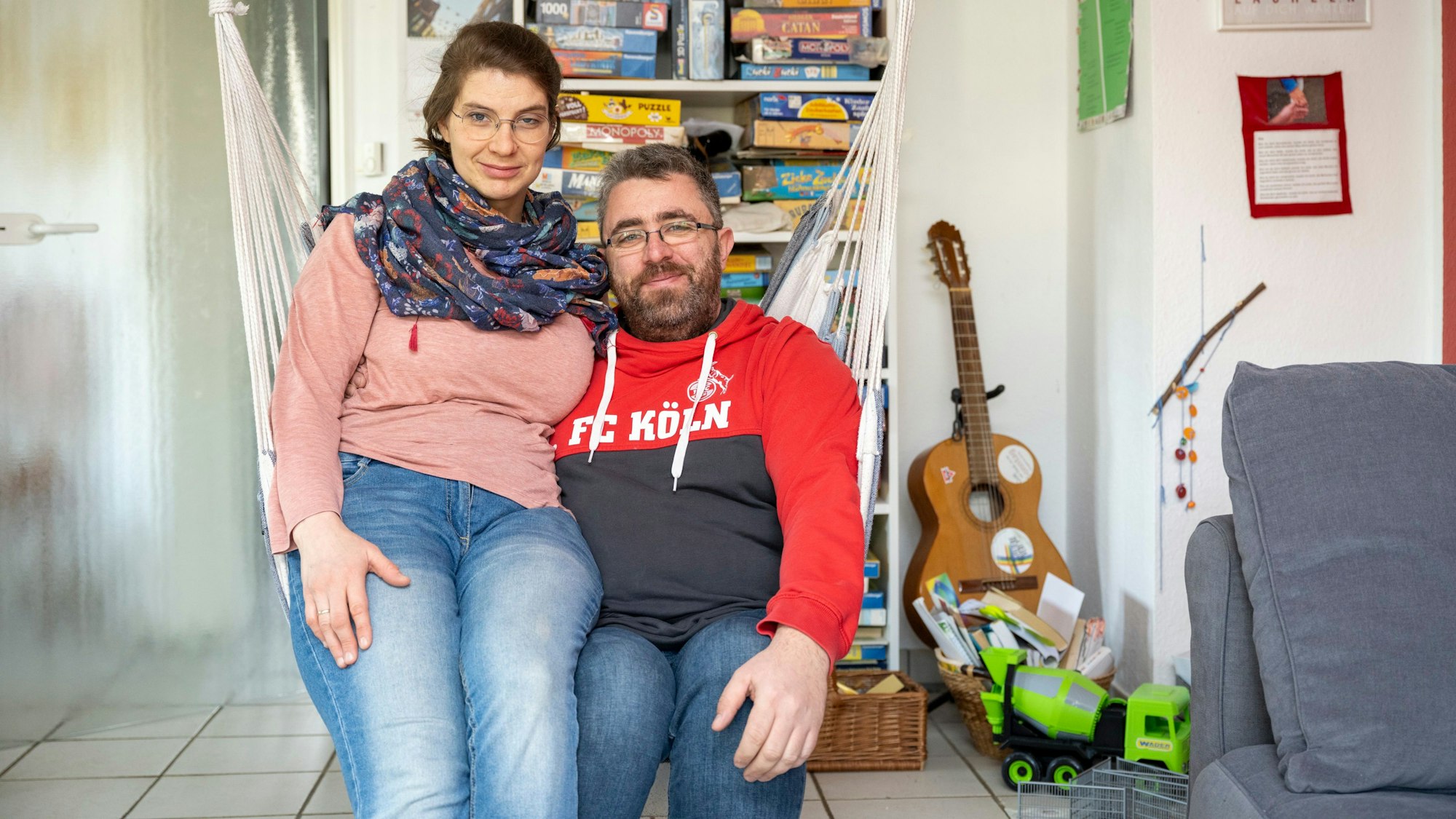 Juliane und Markus Schmitz aus Bergisch Gladbach sprechen über Gleichstellung in der Beziehung. Die beiden sind in ihrer Wohnung zu sehen.