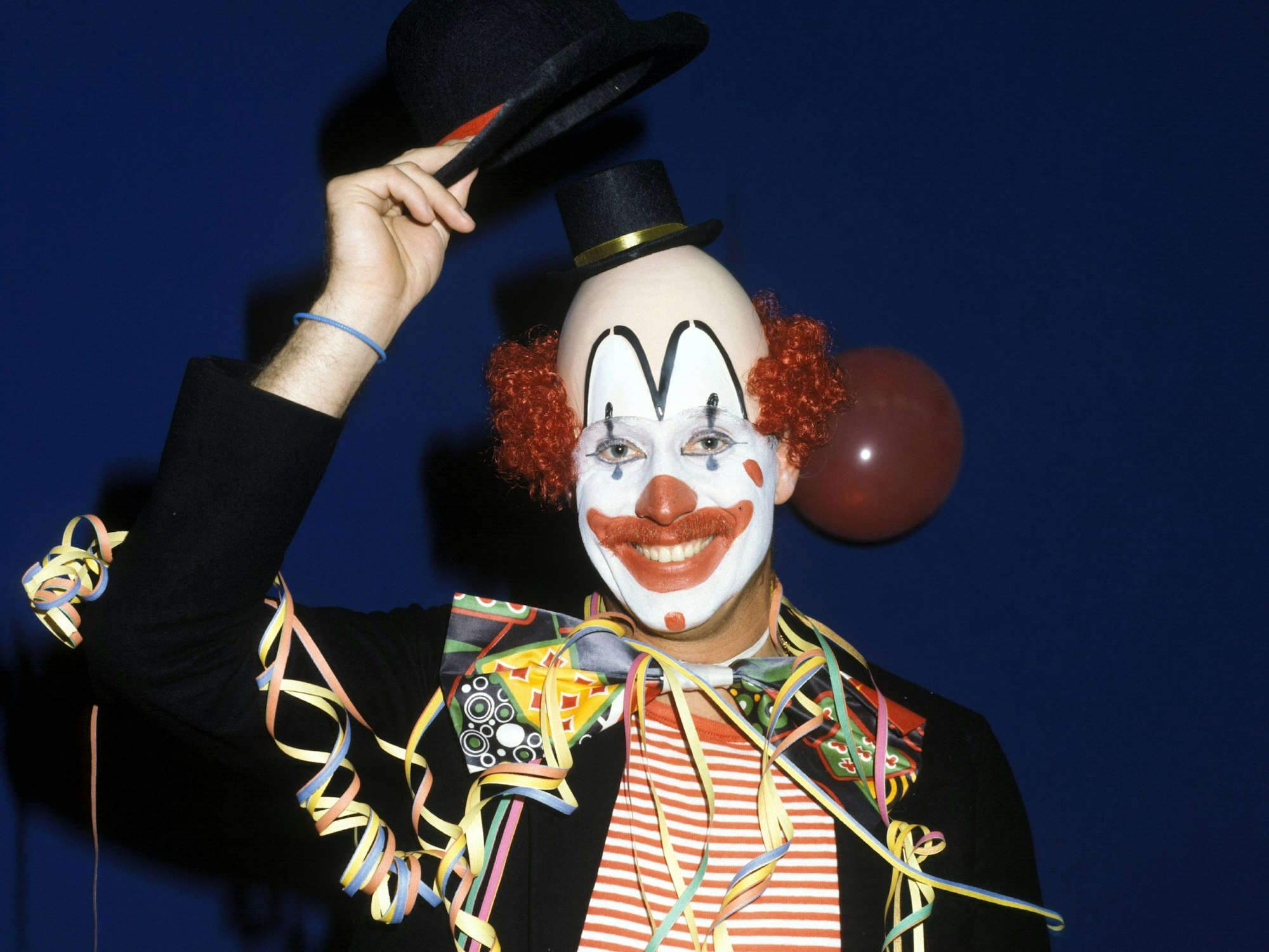 Toni Schumacher an Karneval als Clown verkleidet.