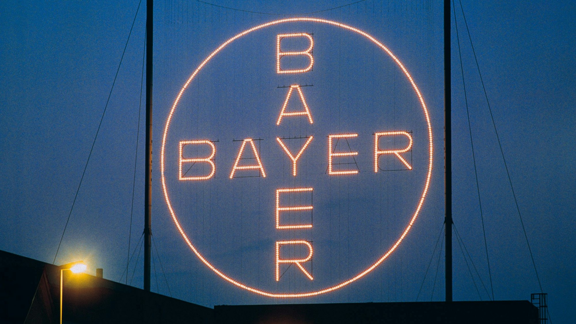 Das Bayer-Kreuz in Leverkusen bei Nacht.