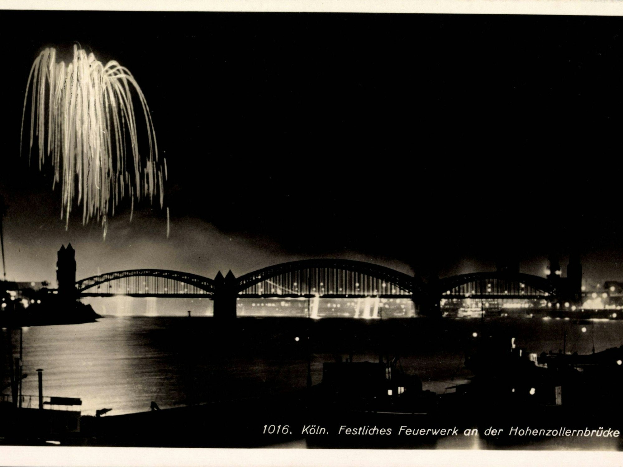 Feuerwerk an der Hohenzollernbrücke in Köln.