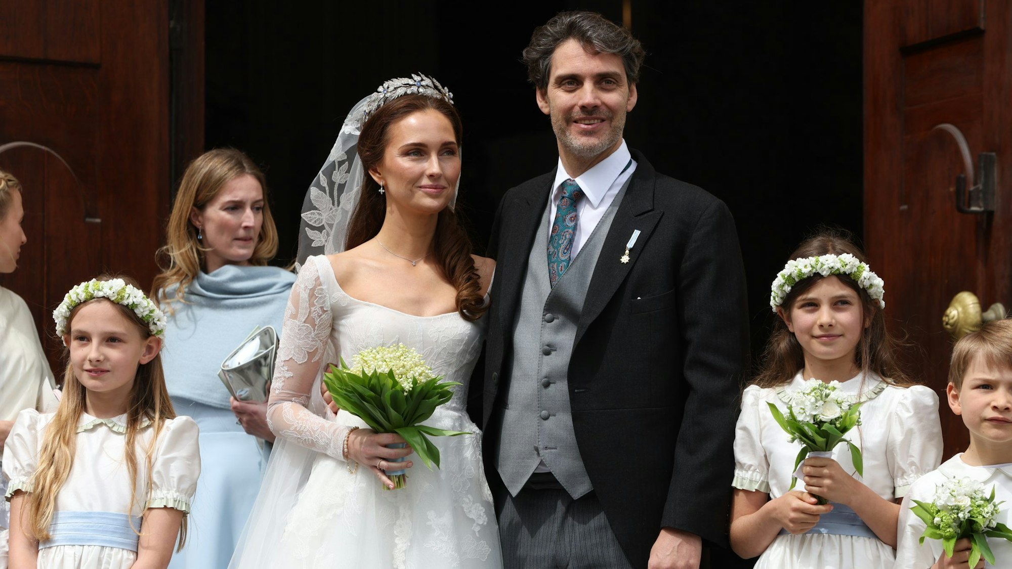 Ludwig Prinz von Bayern und seine Frau Sophie-Alexandra Prinzessin von Bayern stehen nach ihrer kirchlichen Hochzeit mit Blumenkindern und Pagen vor der Theatinerkirche