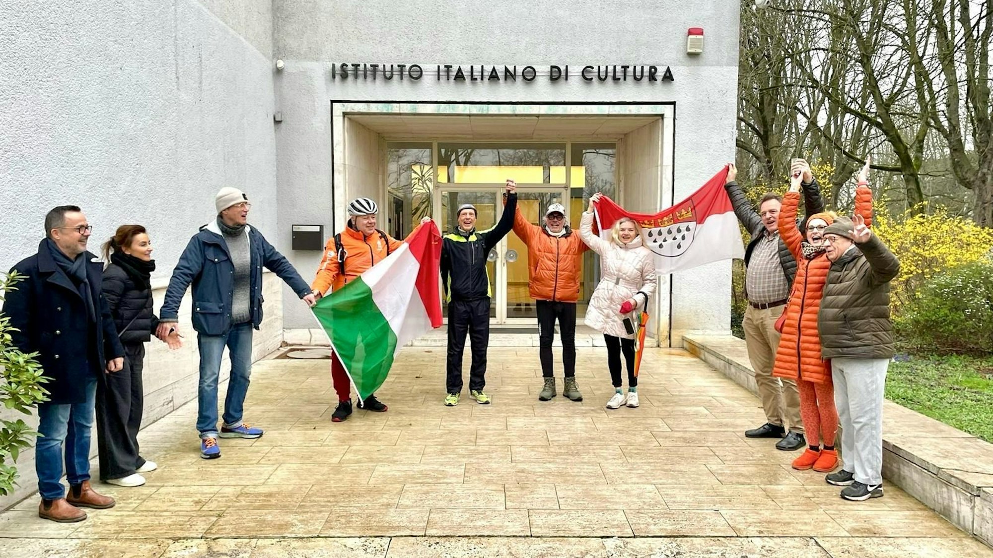 Eine Gruppe Menschen steht vor dem Eingang des italienischen Kulturinstituts.