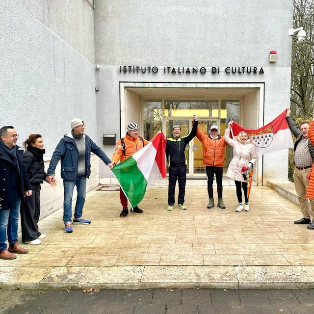 Eine Gruppe Menschen steht vor dem Eingang des italienischen Kulturinstituts.