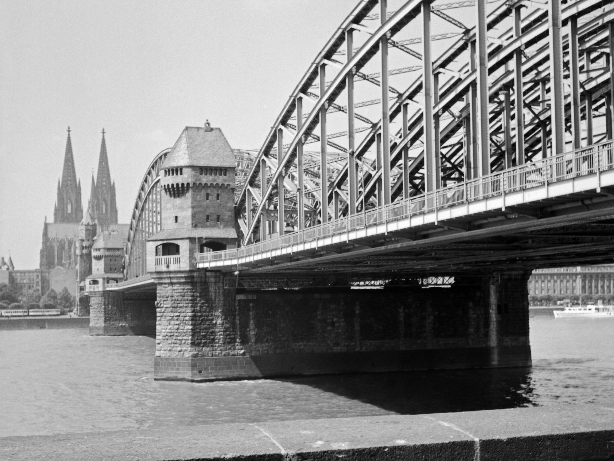 Blick vom Rheinufer in Deutz auf die Hohenzollernbrücke und den Kölner Dom.