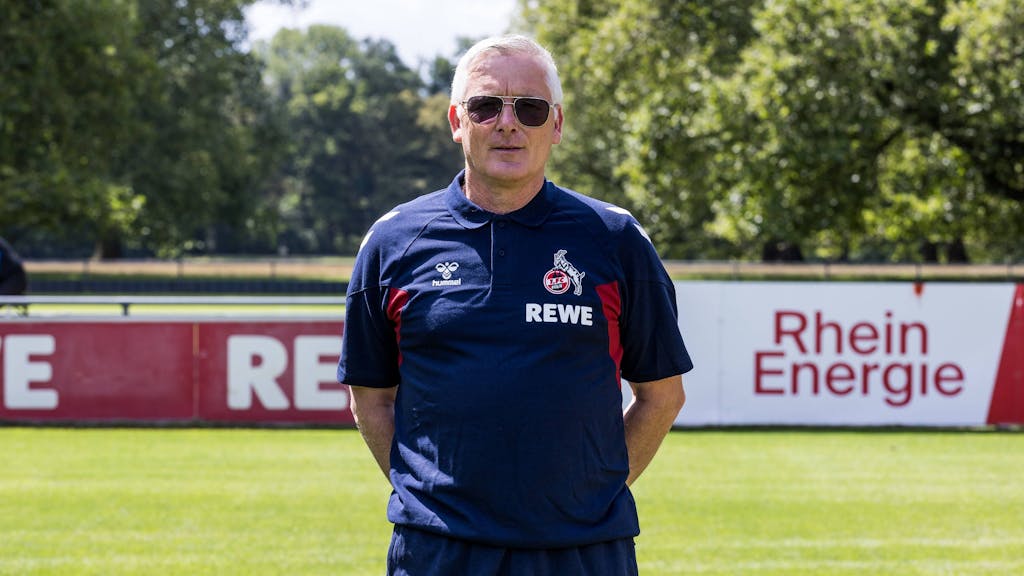 Der FC-Zeugwart Frank Almstedt steht am 1. August 2023 am Geißbockheim auf dem Trainingsplatz beim 1. FC Köln.