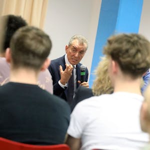 Publizist Michel Friedman bei einer Diskussionsrunde zum Thema Antisemitismus mit Schülerinnen und Schülern im Lessing-Gymnasium in Porz-Zündorf.