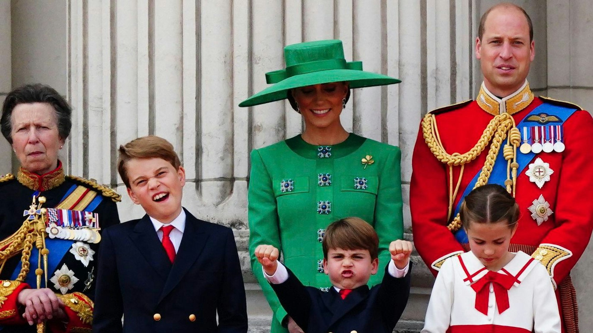 Prinzessin Anne (l), Prinzessin Kate (m), Prinz William (r) und ihre Kinder Prinz George, Prinz Louis jund Prinzessin Charlotte (vorne) auf dem Balkon des Buckingham Palace.