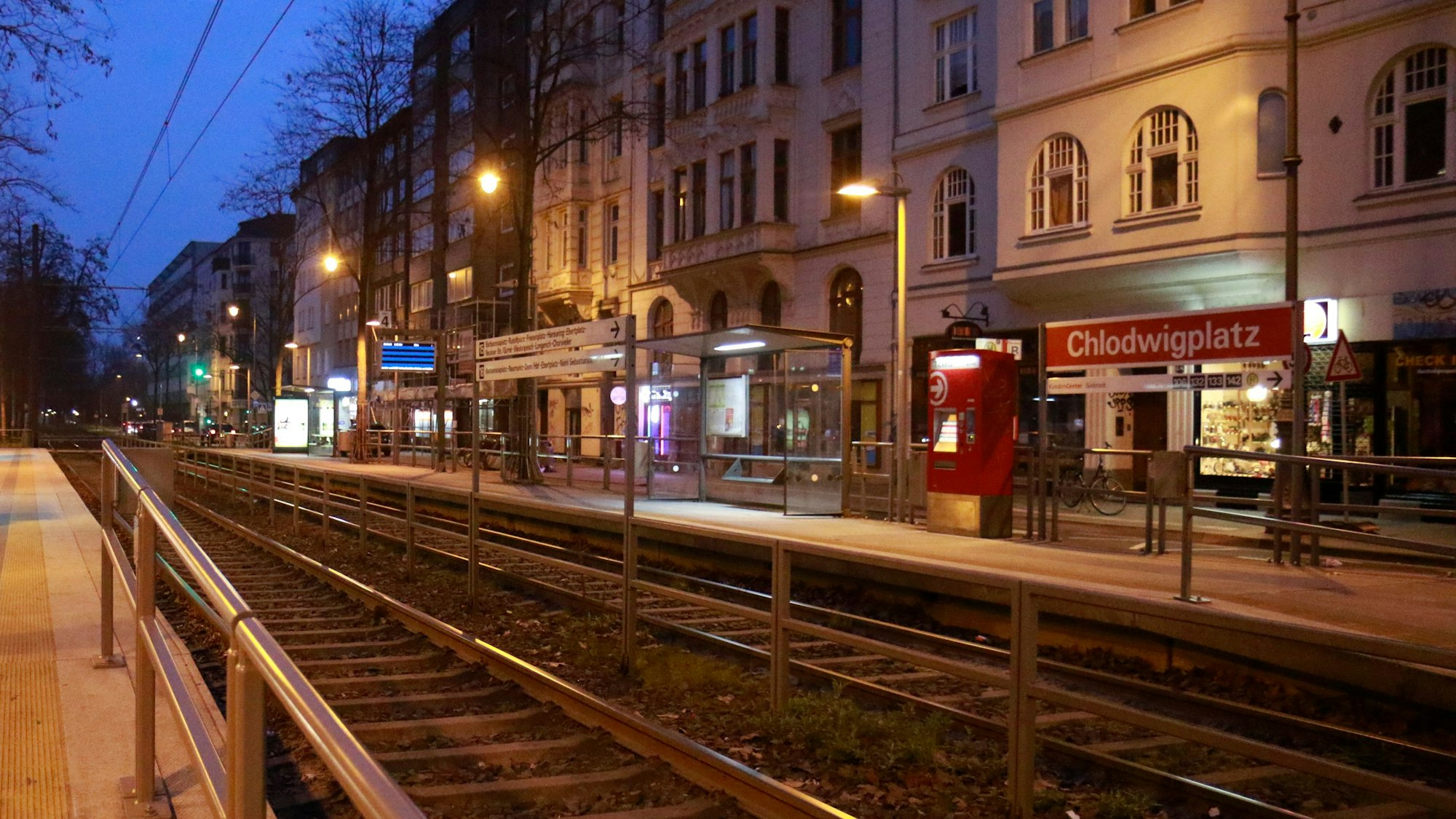 Die Bahn-Haltestelle am Kölner Chlodwigplatz ist verwaist. Die Beschäftigten der KVB haben gemeinsam mit der Gewerkschaft Verdi am Dienstag und Mittwoch erneut zu Streiks in Nordrhein-Westfalen aufgerufen.