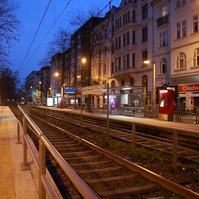 Die Bahn-Haltestelle am Kölner Chlodwigplatz ist verwaist. Die Beschäftigten der KVB haben gemeinsam mit der Gewerkschaft Verdi am Dienstag und Mittwoch erneut zu Streiks in Nordrhein-Westfalen aufgerufen.
