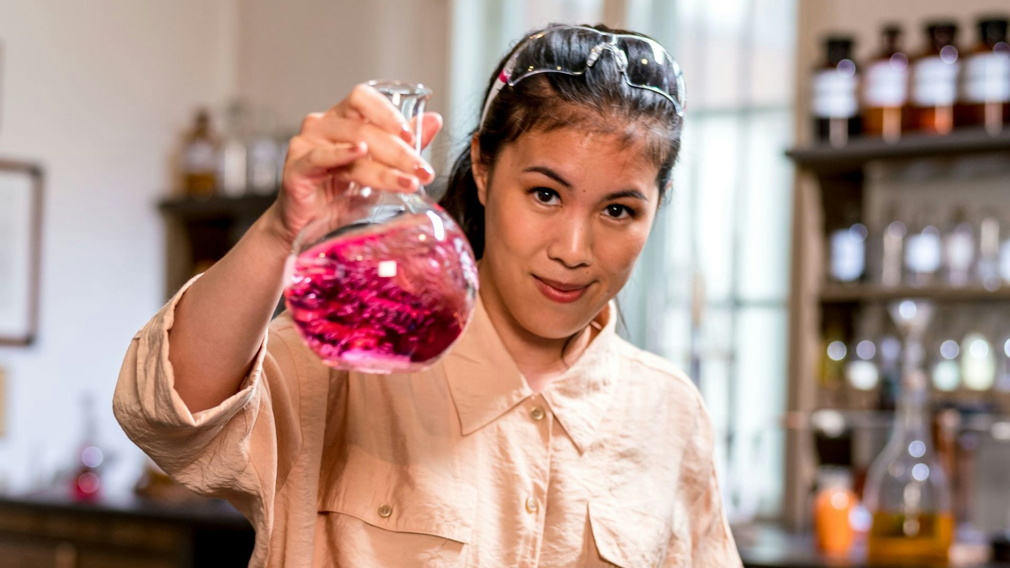 Chemikerin Mai Thi Nguyen-Kim in einem alten Chemielabor.