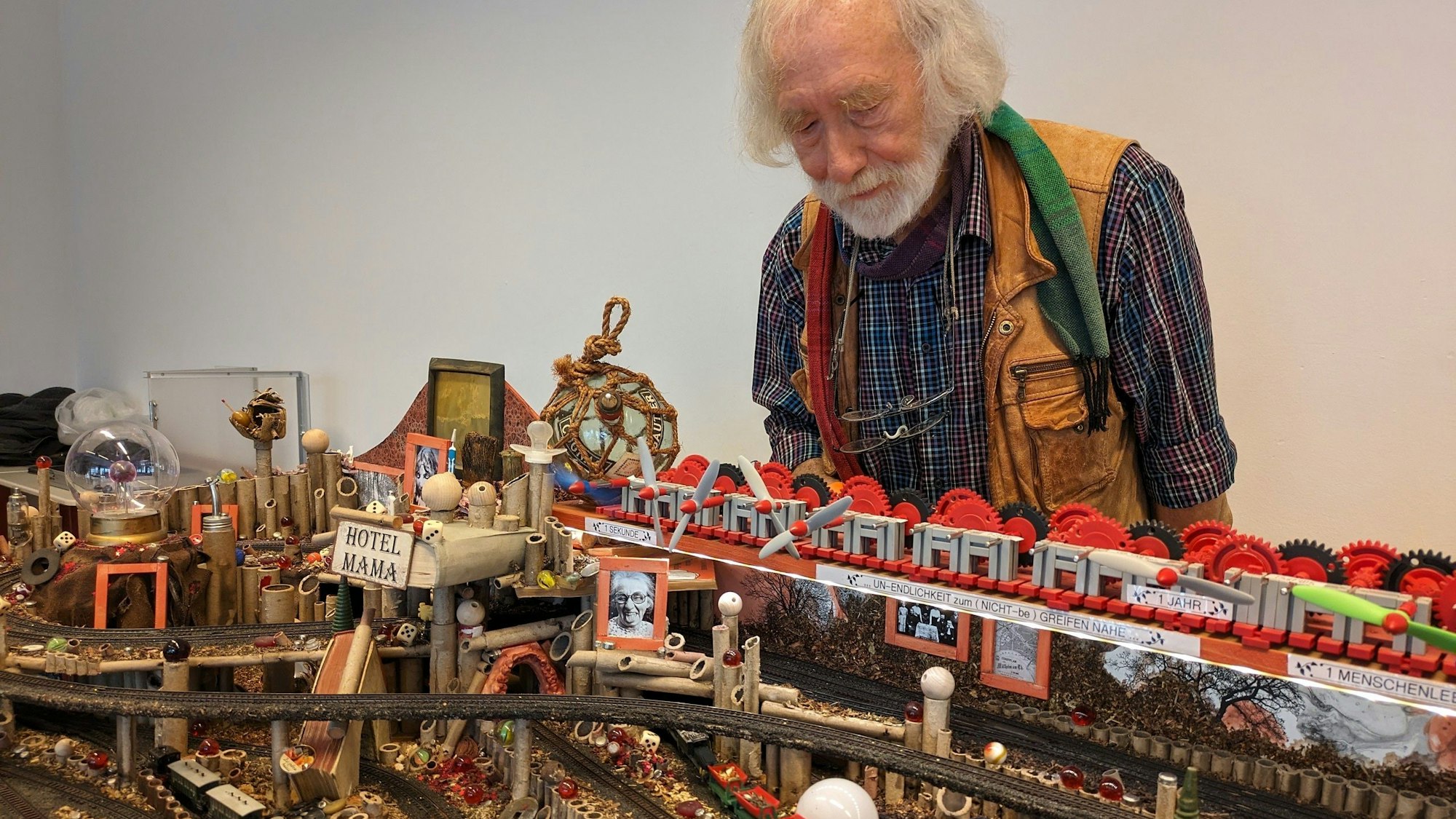 Fred Knäbel schaut auf seine Fantasie-Modelleisenbahn.