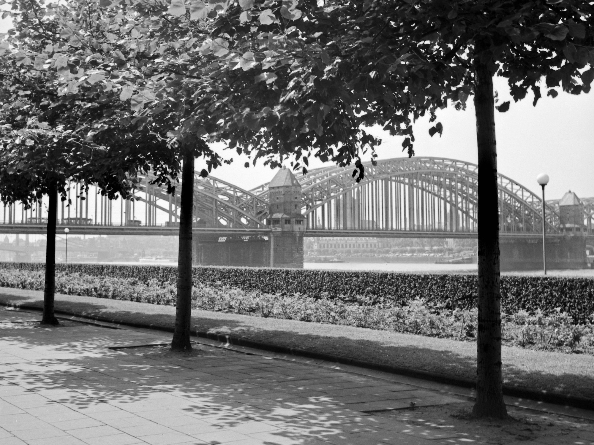 Die Hohenzollernbrücke vom Deutzer Rheinufer aus gesehen. Das Foto wurde ebenfalls in den 1930er Jahren aufgenommen.