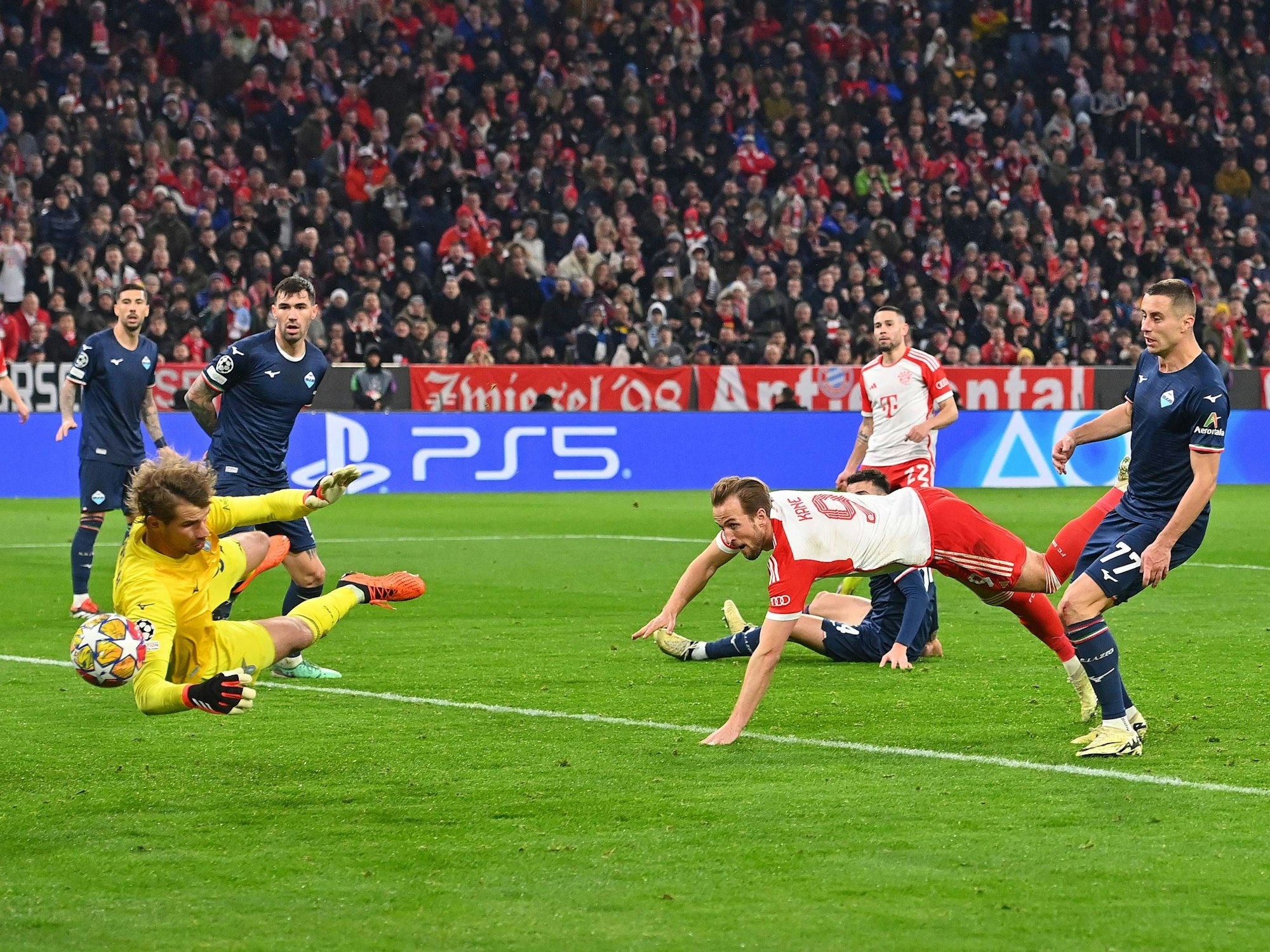 Bayern-Stürmer Harry Kane bei seinem Kopfball zur 1:0-Führung in der Champions League gegen Lazio Rom (5. März 2024).