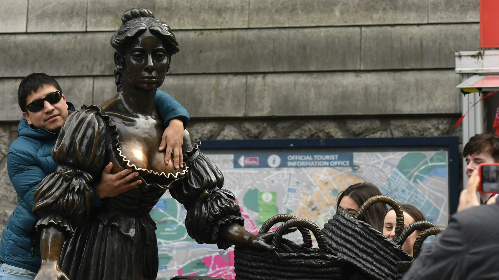 Solche Bilder will Aktivistin Tilly Cripwell nicht mehr sehen müssen: Ein Tourist berührt die Statue an den Brüsten, das soll Glück bringen.
