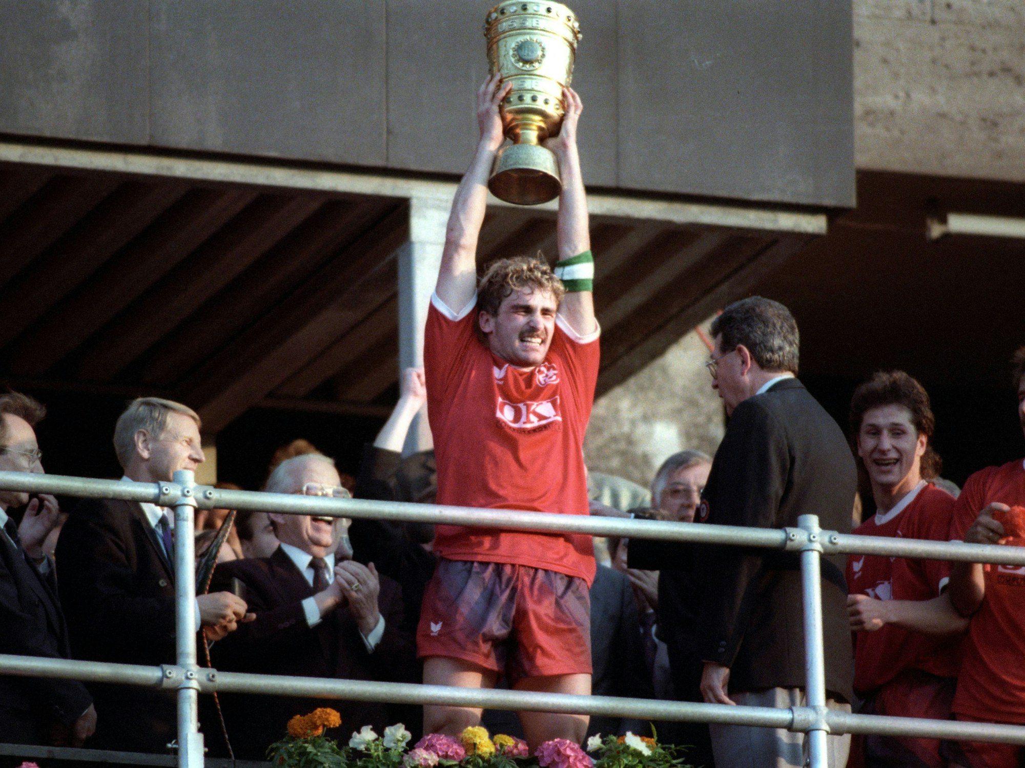 1. FC Kaiserslautern, DFB-Pokal Sieger 1989/1990, Stefan Kuntz präsentiert die Trophäe
