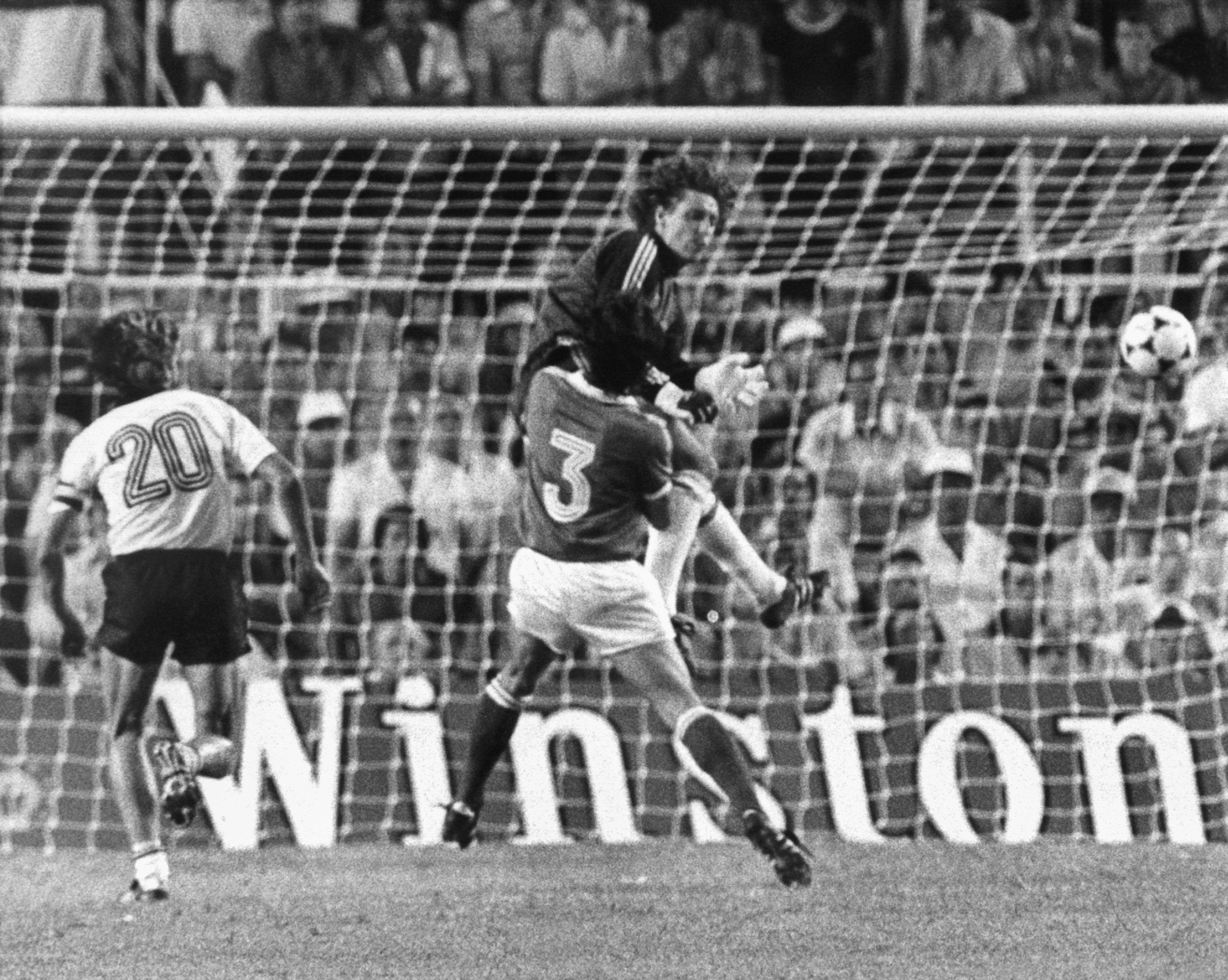 1982, Spanien, Sevilla: Der deutsche Nationaltorwart Harald (Toni) Schumacher springt während des WM-Halfinalspiels gegen Frankreich im Sanchez-Pizjuan-Stadion in Sevilla aus vollem Lauf den französischen Spieler Patrick Battiston (3) an.