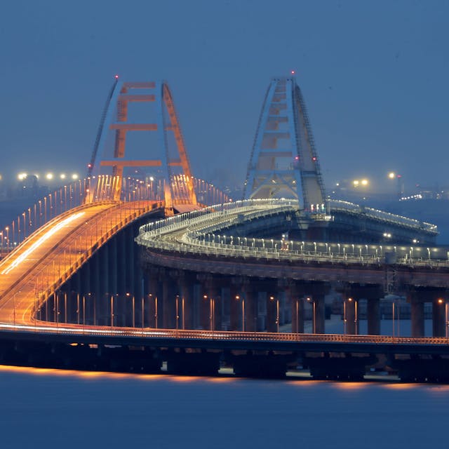 Die Krim-Brücke verbindet die von Russland besetzte ukrainische Halbinsel Krim mit dem russischen Festland. Die Ukraine will das strategisch wichtige Bauwerk zerstören. (Archivbild)
