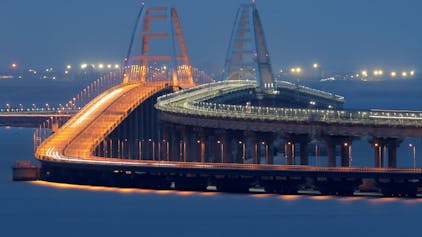Die Krim-Brücke verbindet die von Russland besetzte ukrainische Halbinsel Krim mit dem russischen Festland. Die Ukraine will das strategisch wichtige Bauwerk zerstören. (Archivbild)