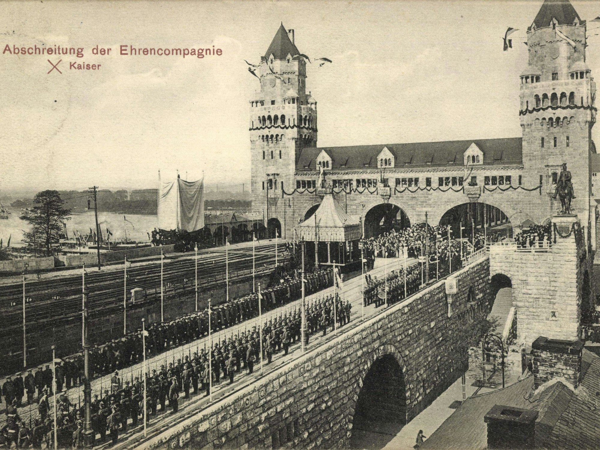 Dieses Postkartenmotiv zeigt die Enthüllung des Kaiser-Friedrich-Denkmals an der Hohenzollernbrücke.