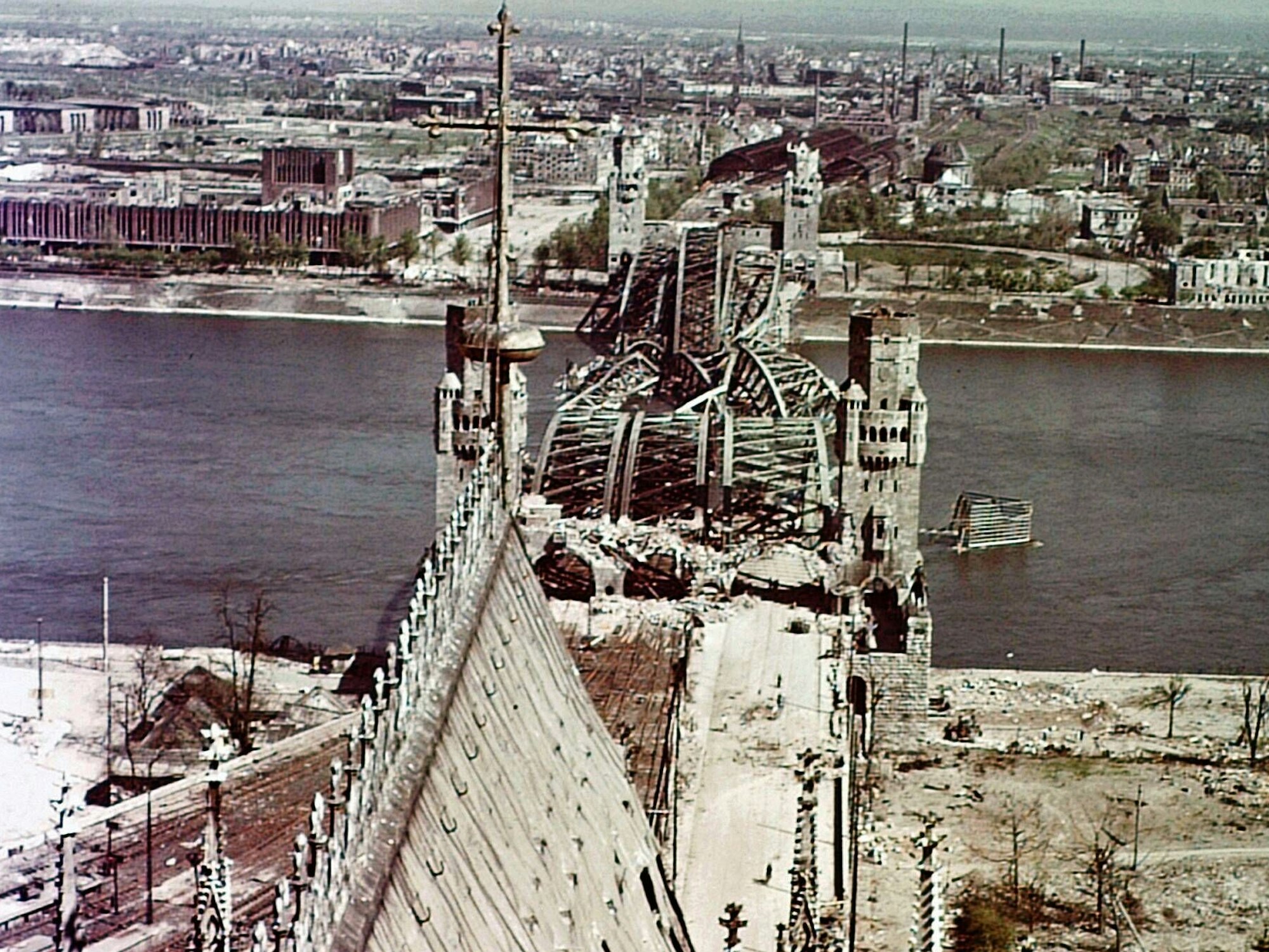 Die im Zweiten Weltkrieg zerstörte Hohenzollernbrücke in Köln