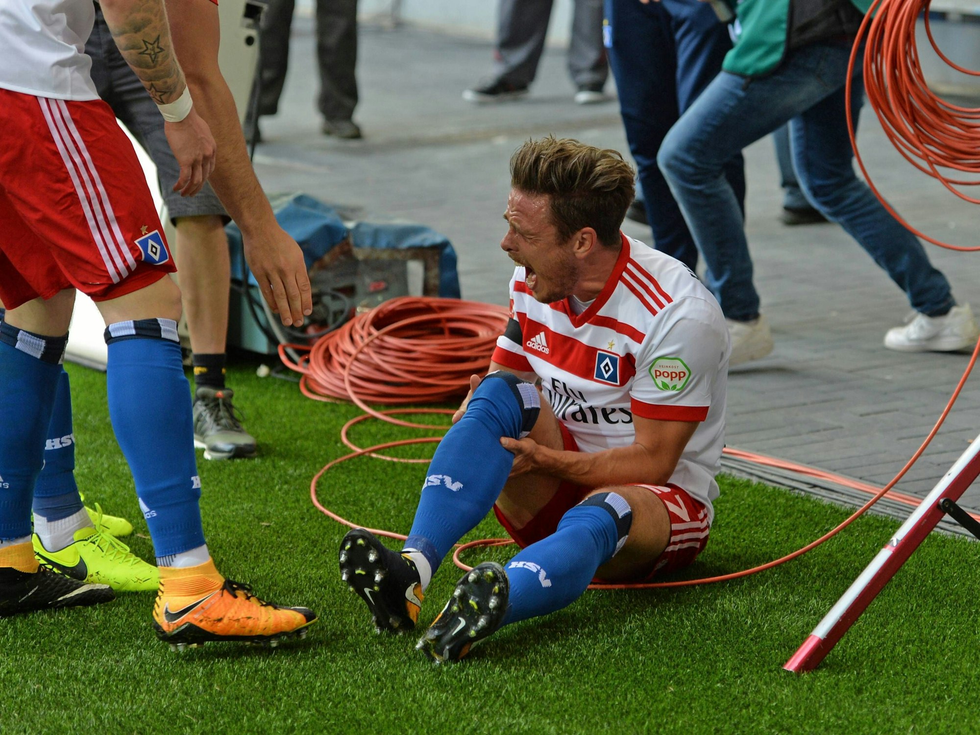 Nicolai Müller verletzt sich beim Jubeln.