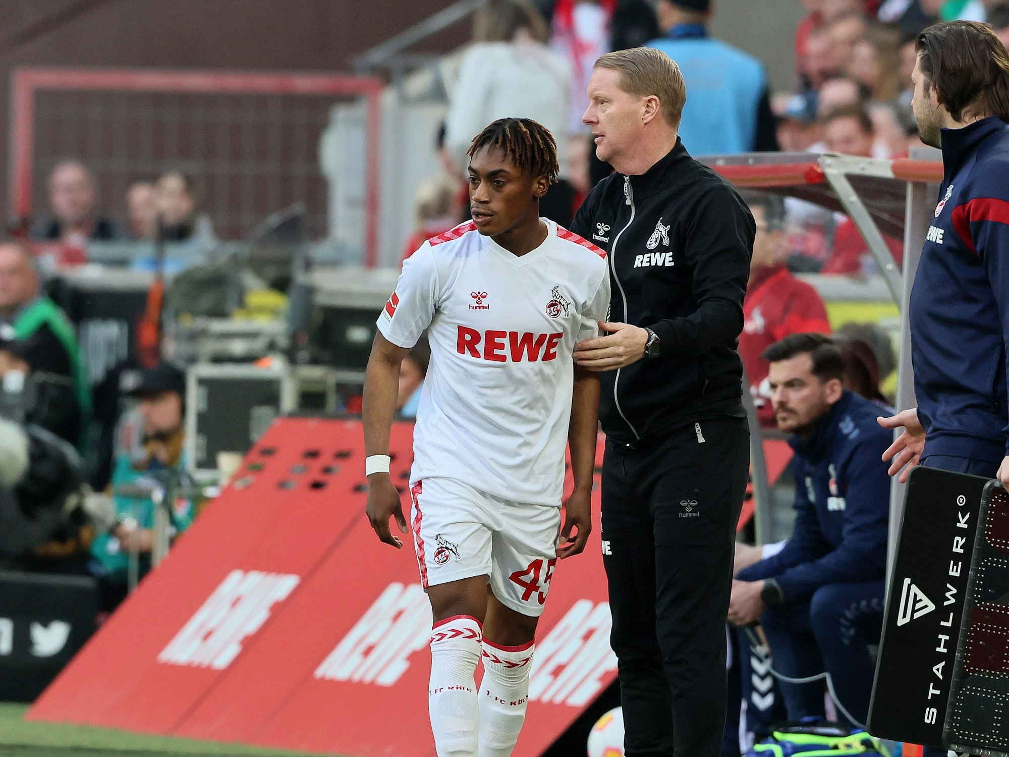 Timo Schultz stimmt Justin Diehl auf das Spiel gegen Leverkusen ein.