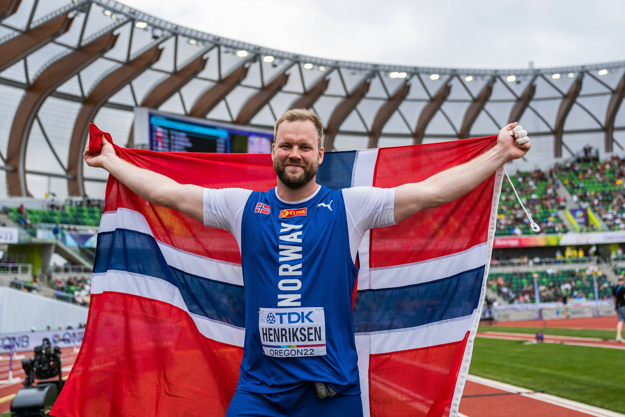 Eivind Henriksen jubelt mit Norwegen-Flagge.