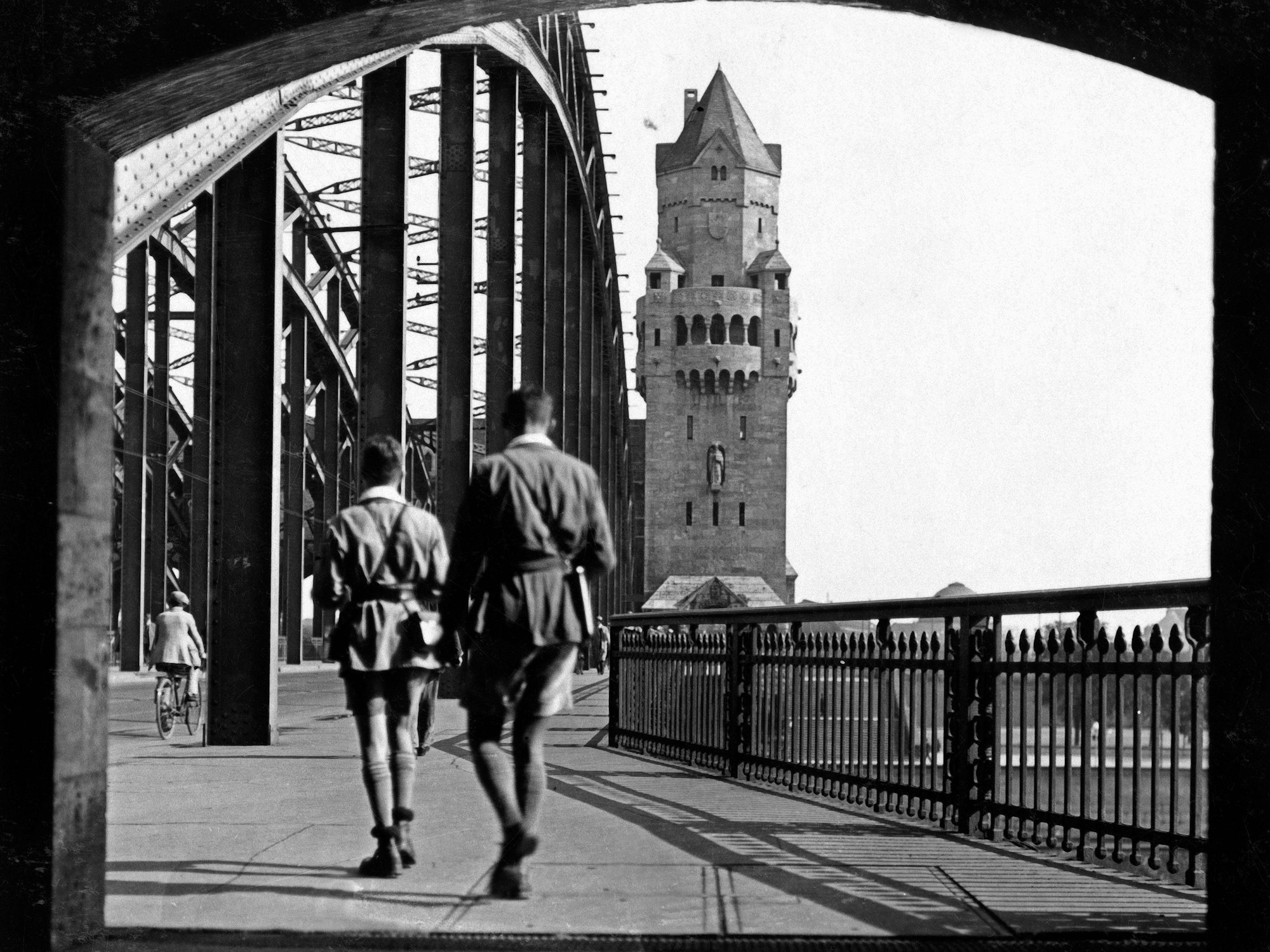 Zwei junge Männer auf dem Weg über die Hohenzollernbrücke von Deutz nach Köln.