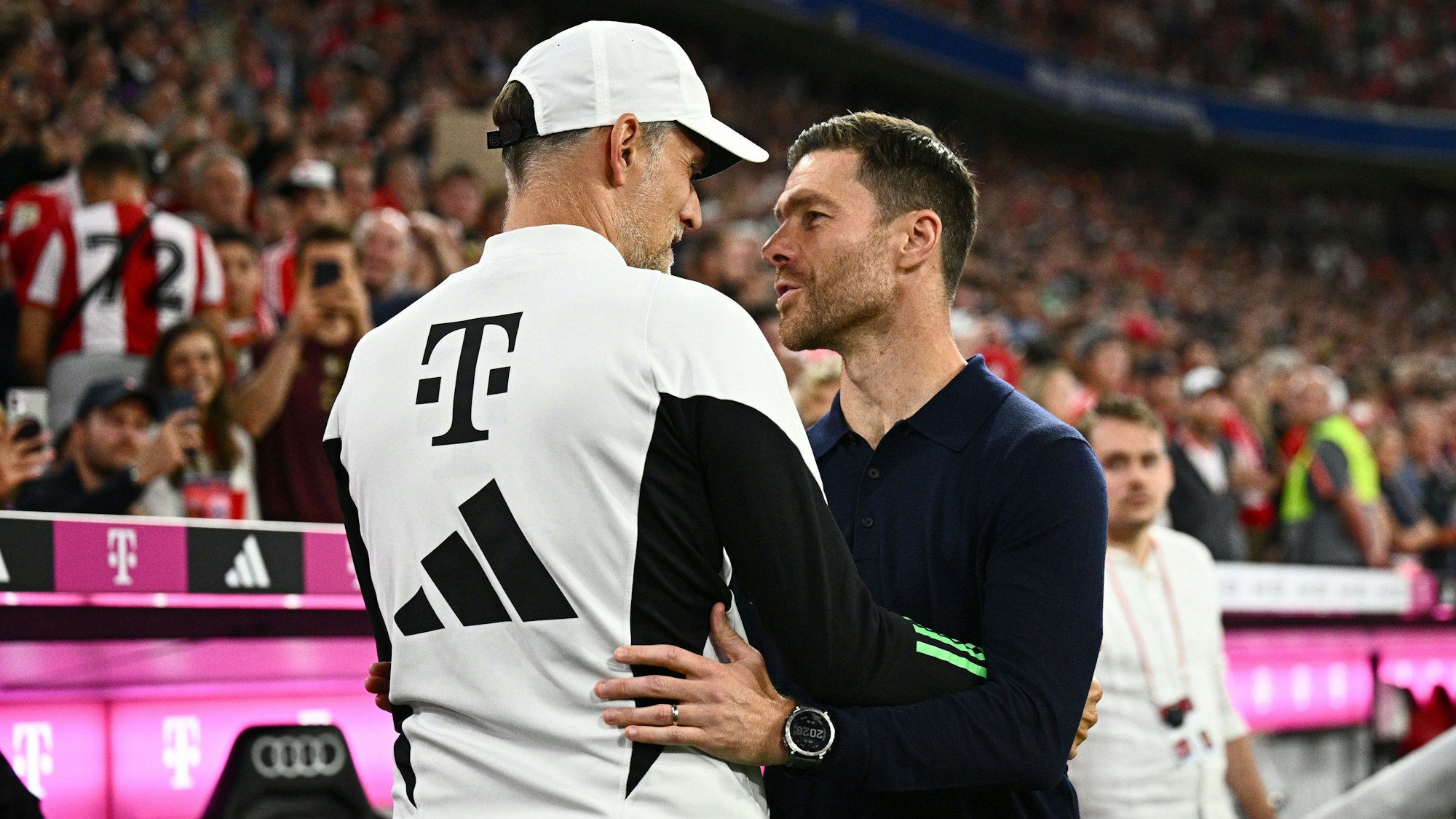 Münchens Trainer Thomas Tuchel (l) und Leverkusens Trainer Xabier Alonso Olano begrüßen sich vor dem Spiel.