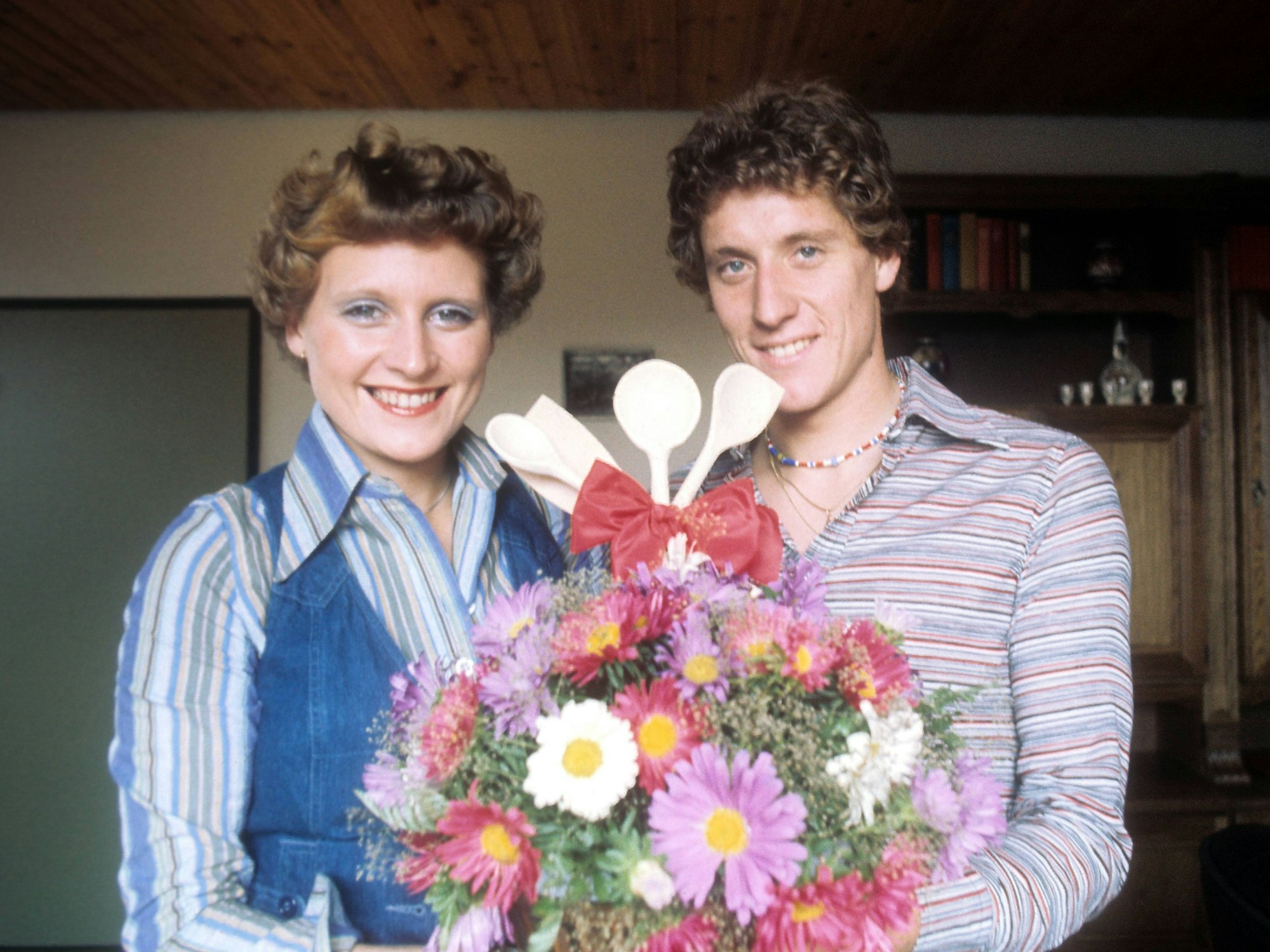 Toni Schumacher hält mit seiner Frau Marlies einen Strauß Blumen in den Händen.