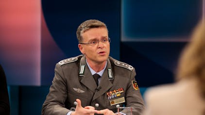 André Wüstner, Oberst des Heeres und Vorsitzendes der Deutschen Bundeswehrverbandes, sitzt bei der WDR-Talkshow „hart aber fair“ am Diskussionstisch.