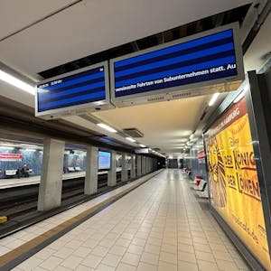 Die U-Bahn-Haltestelle ist leer. Auf den Anzeigentafeln werden keine Bahnen angezeigt.