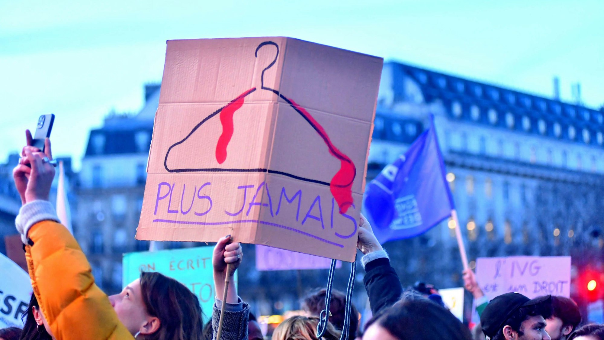 Frankreich hat das Recht auf Abtreibung in der Verfassung verankert. Demonstrierende feiern das Urteil auf dem Place du Trocadero in Paris.
