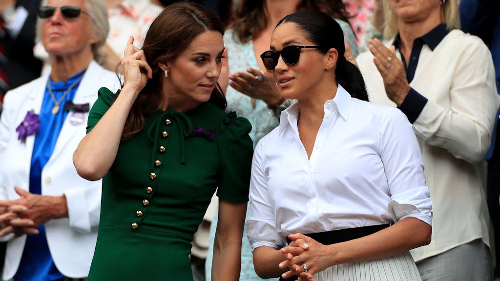Kate und Meghan, hier in Wimbledon 2018, sollen sich nie gut verstanden haben. Kate-Gegner machen die Prinzessin für Meghans schweren Stand in der Royal-Family verantwortlich.