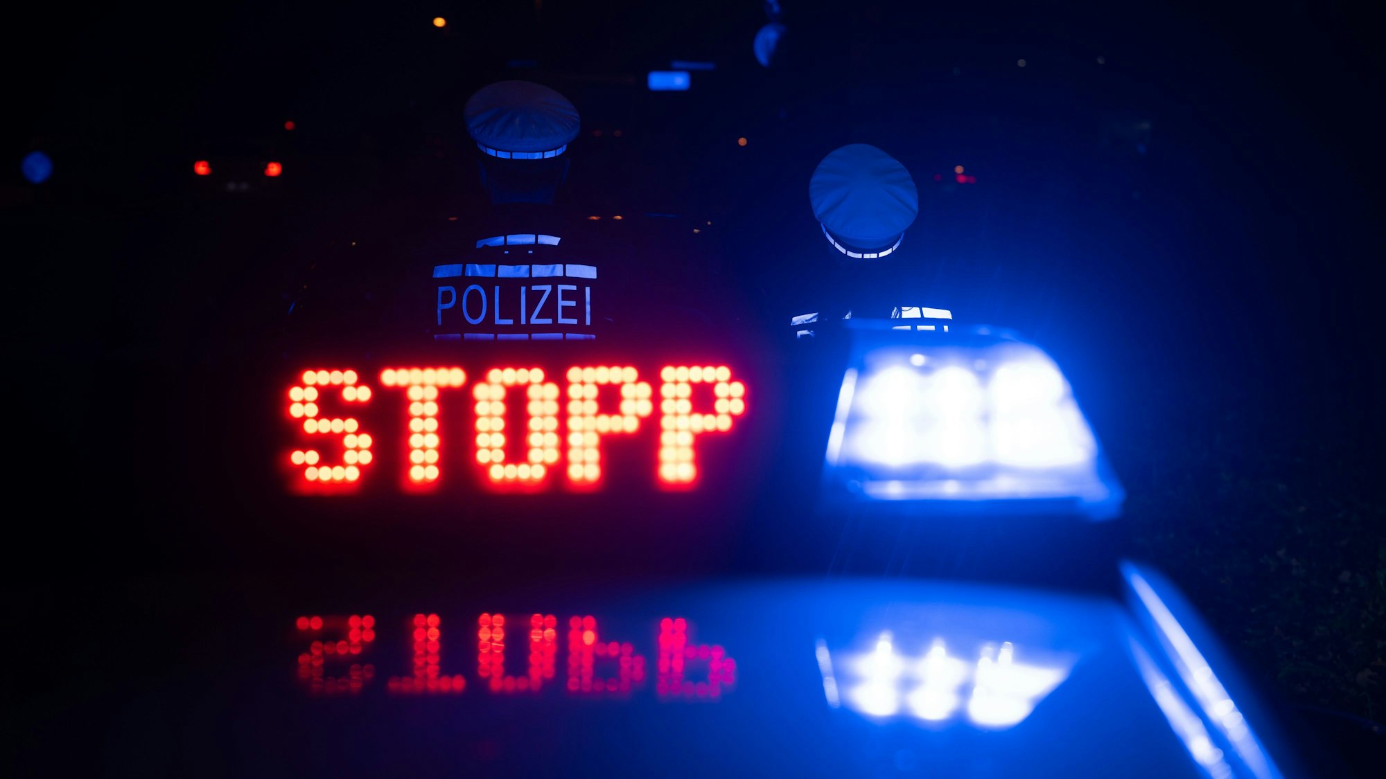 Das Wort «Stopp» ist auf dem Dach eines Polizeiwagens zu lesen.