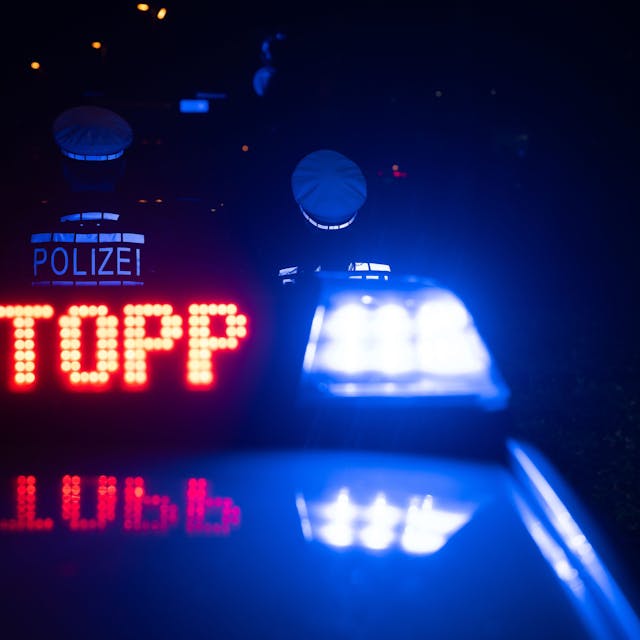Das Wort «Stopp» ist auf dem Dach eines Polizeiwagens zu lesen.