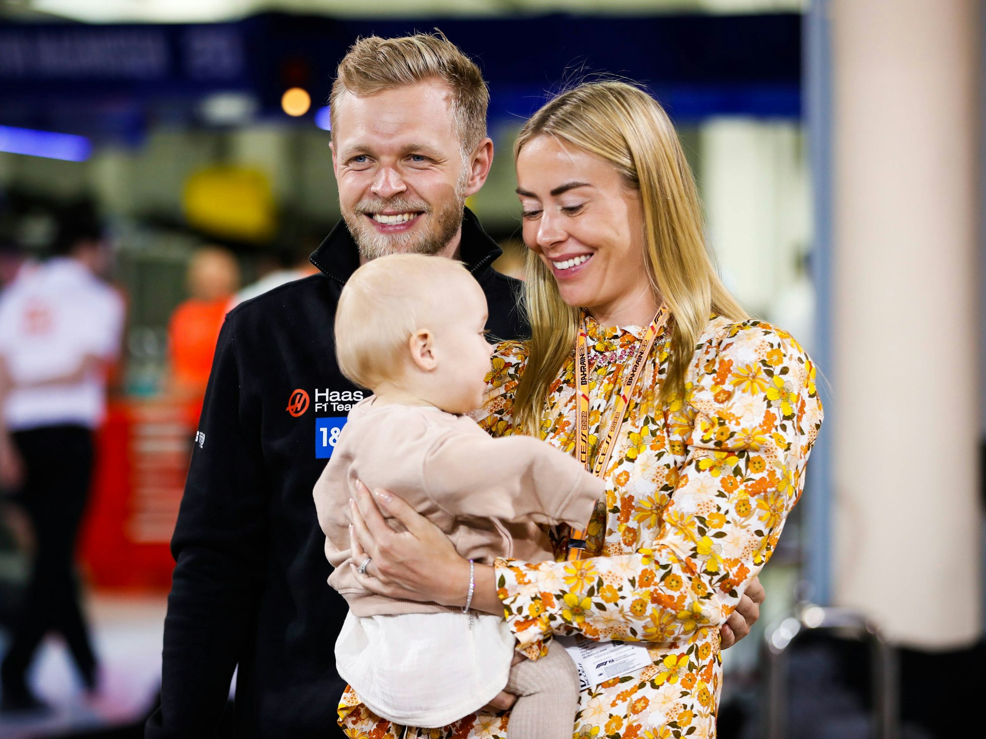 Kevin Magnussen mit Frau Louise Gjorup und Kind während des Bahrain GP am 20. März 2022.