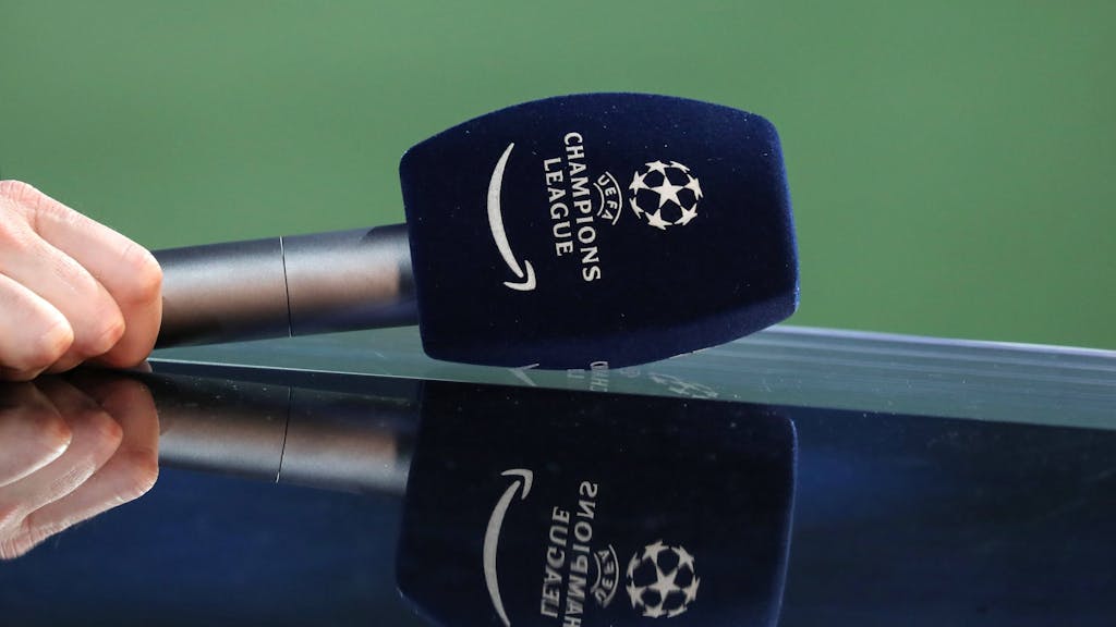 Ein Mikrofon einer Champions-League-Übertragung vor dem Spiel zwischen Real Sociedad und Inter Mailand am 20. September 2023.