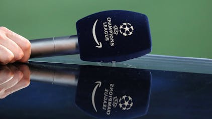 Ein Mikrofon einer Champions-League-Übertragung vor dem Spiel zwischen Real Sociedad und Inter Mailand am 20. September 2023.