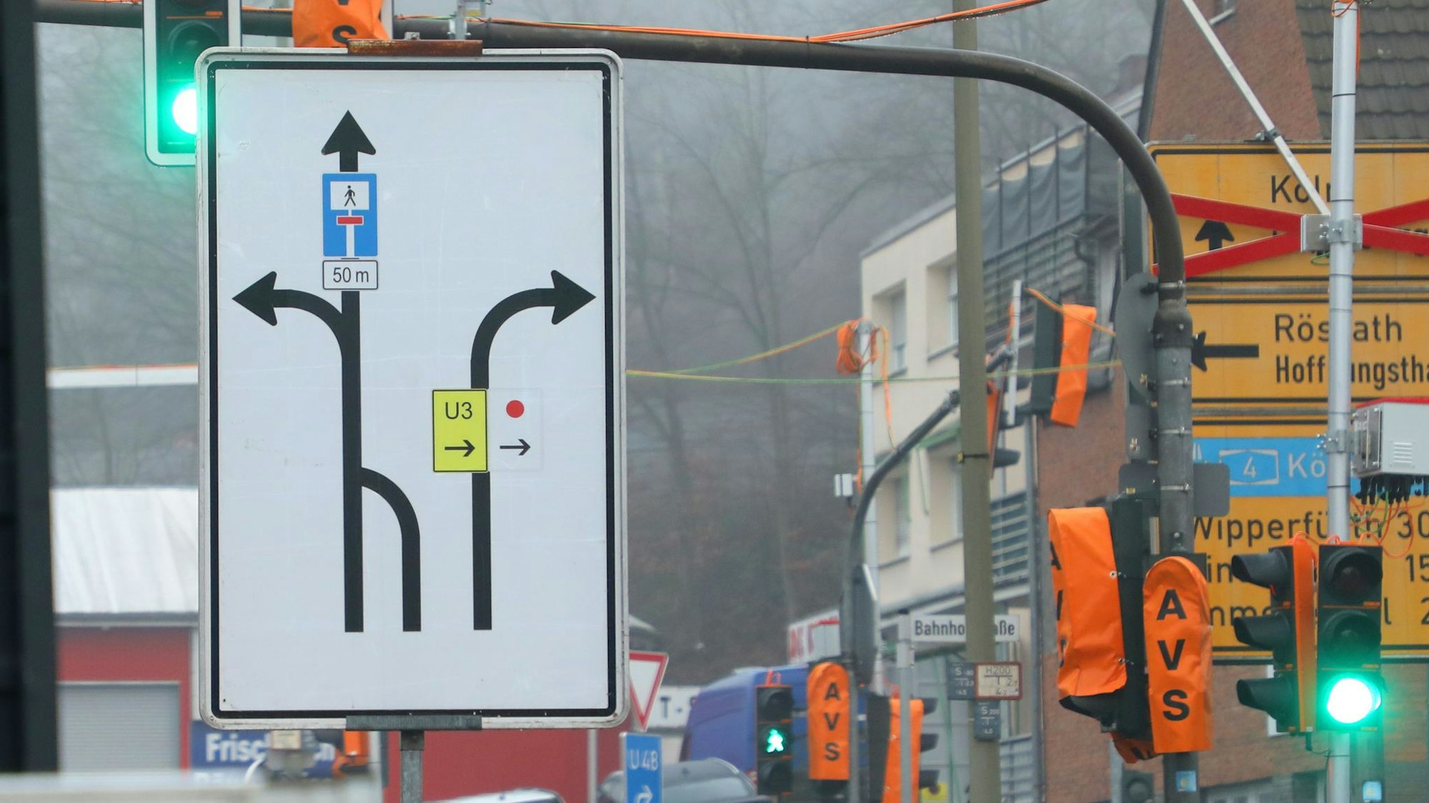 Eine Verkehrstafel erläutert an der Landstraßenkreuzung in Overath-Untereschbach die Umleitungen.