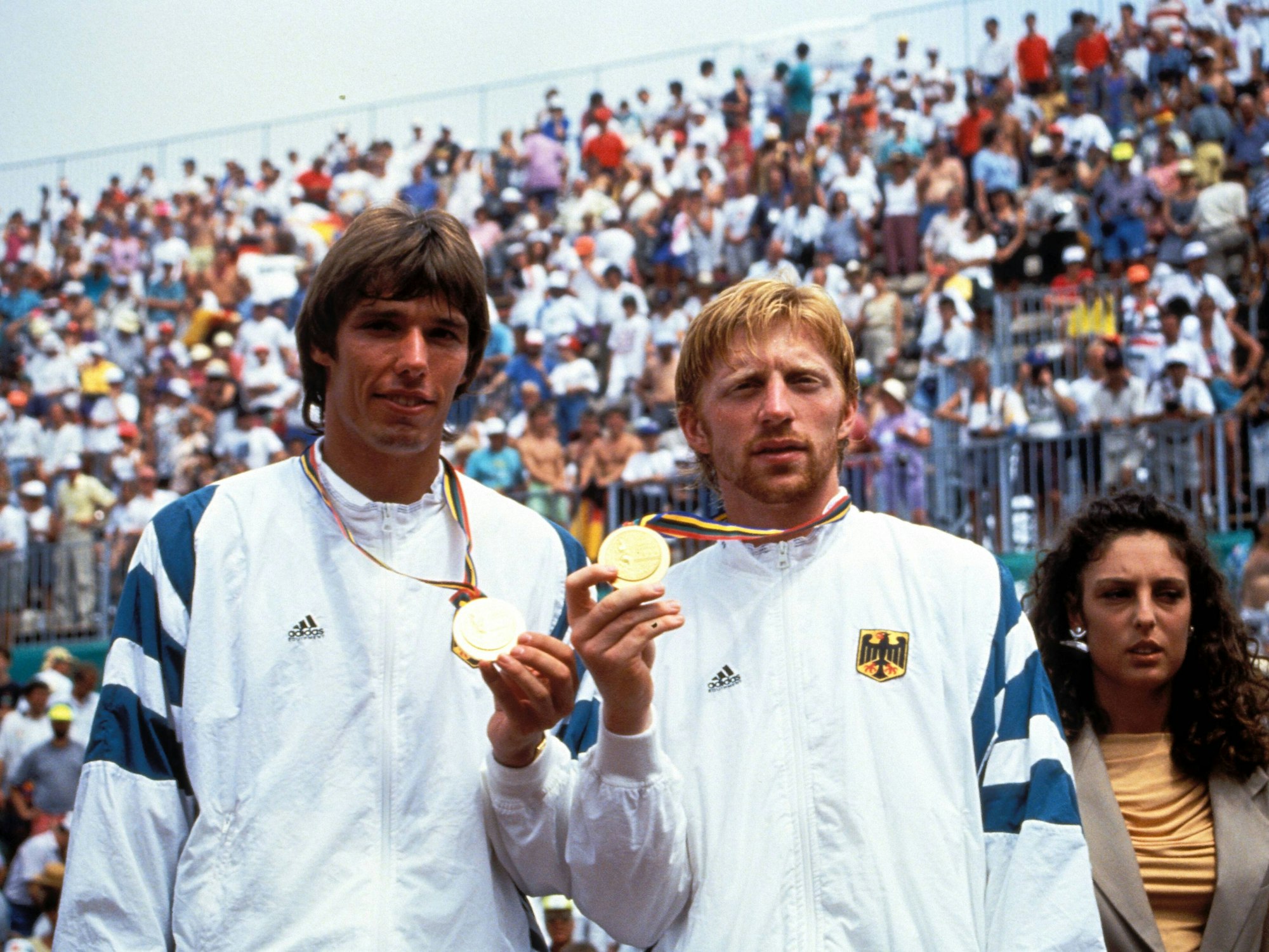 Michael Stich und Boris Becker zeigen ihre Goldmedaillen.