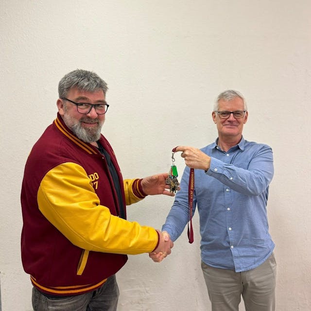 Schlüsselübergabe von Eric Grützenbach (rechts) an den neuen Präsidenten Udo Volberg.