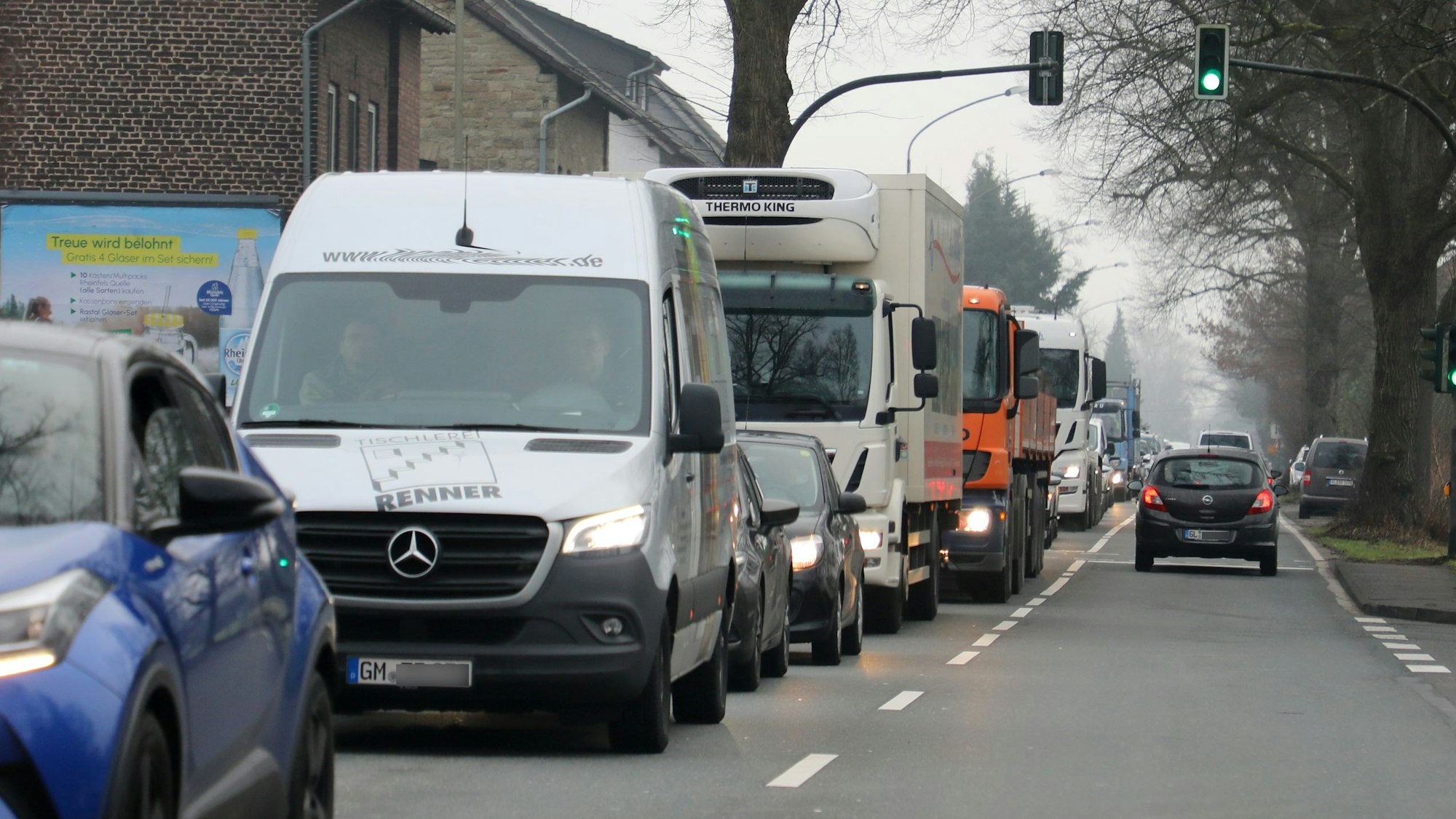 Autos und Lkw stauen sich auf der Landstraße im Sülztal in Richtung Immekeppel.